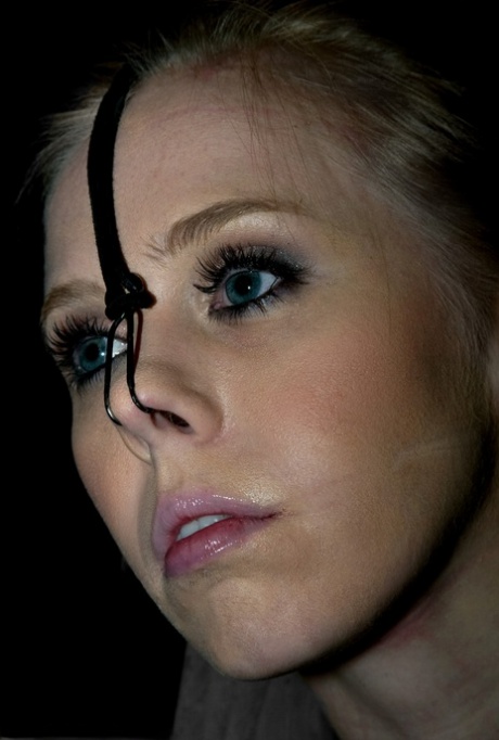 Hottie Sarah Jane Ceylon gets her neck clamped in an upright wooden stock